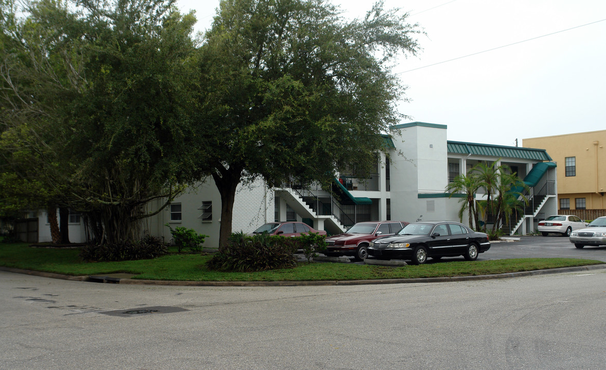 300 34th Ave N in St. Petersburg, FL - Building Photo