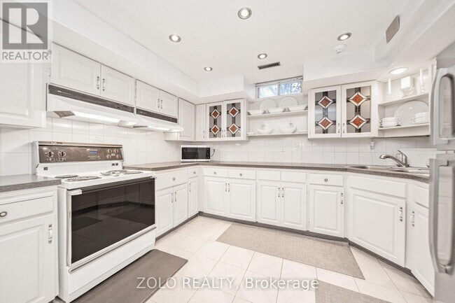 8 Enchanted Ct in Brampton, ON - Building Photo - Building Photo
