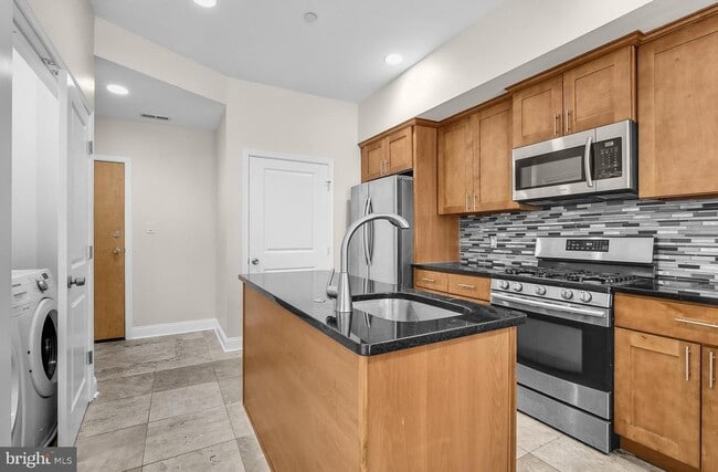 2050 Frankford Ave in Philadelphia, PA - Building Photo - Building Photo