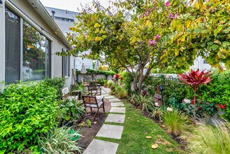 2339 Abbot Kinney Blvd, Unit 2 in Venice, CA - Foto de edificio - Building Photo