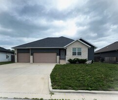 5635 West Mangrove St in Springfield, MO - Building Photo