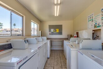 Tamarus Villas in Las Vegas, NV - Foto de edificio - Building Photo