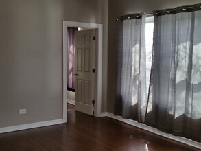 1303 W Pratt Blvd, Unit 3W in Chicago, IL - Building Photo - Building Photo