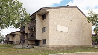Greenview Apartments in Edmonton, AB - Building Photo