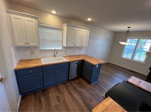 3371 W Erie St in Springfield, MO - Foto de edificio - Building Photo