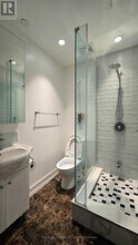 7-607 Grenville St in Toronto, ON - Building Photo - Building Photo