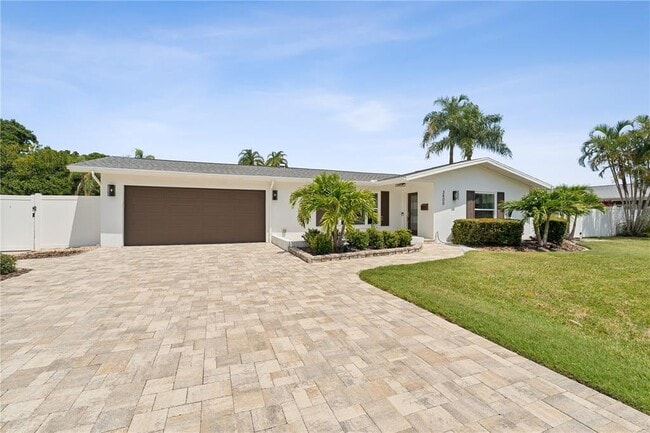 3800 Bayshore Blvd NE in St. Petersburg, FL - Building Photo - Building Photo