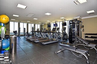 851 N Glebe Rd, Unit 214 in Arlington, VA - Building Photo - Building Photo