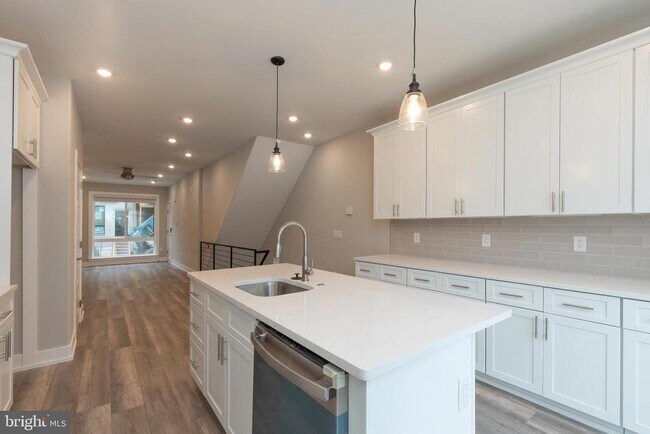 138 W Huntingdon St