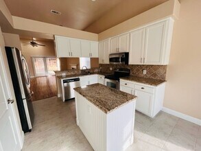 10284 N Sierra Vista Ave in Fresno, CA - Building Photo - Building Photo