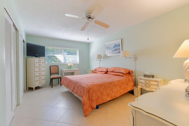 2102 NE 1st Way, Unit 204 in Boynton Beach, FL - Foto de edificio - Building Photo