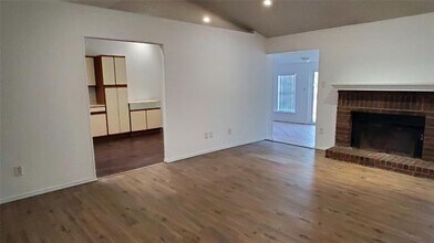 6824 Lyndale Dr in Watauga, TX - Foto de edificio - Building Photo