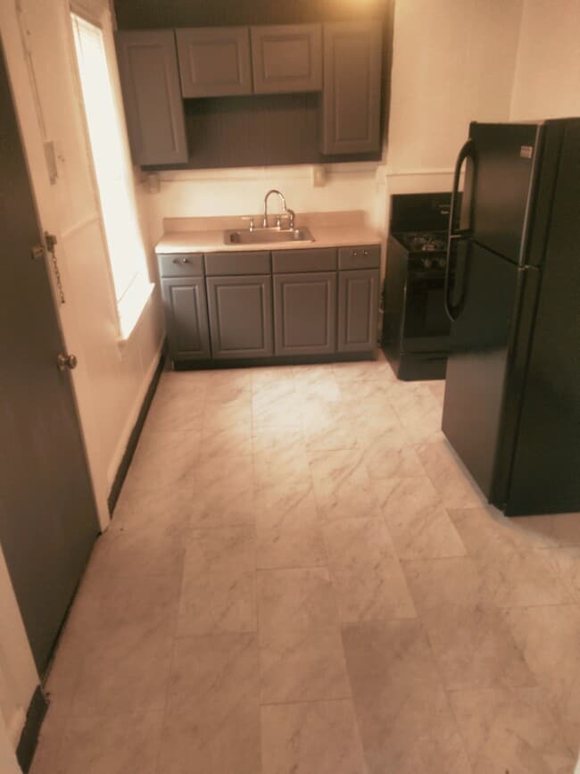 300 E 12th Ave, Unit 2nd Floor Rear in Homestead, PA - Foto de edificio - Building Photo