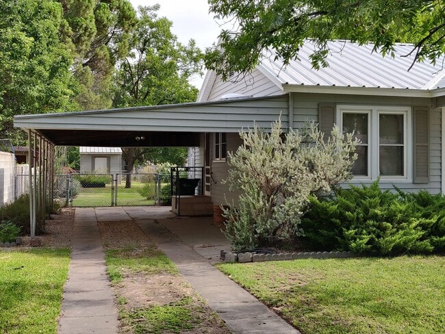 412 Mariposa St in Carlsbad, NM - Building Photo - Building Photo