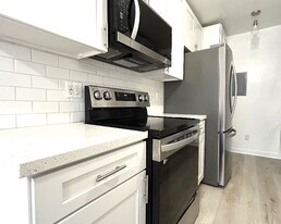 5335 Yarmouth Ave in Los Angeles, CA - Building Photo