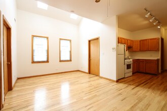 1355 W Taylor St in Chicago, IL - Building Photo - Building Photo