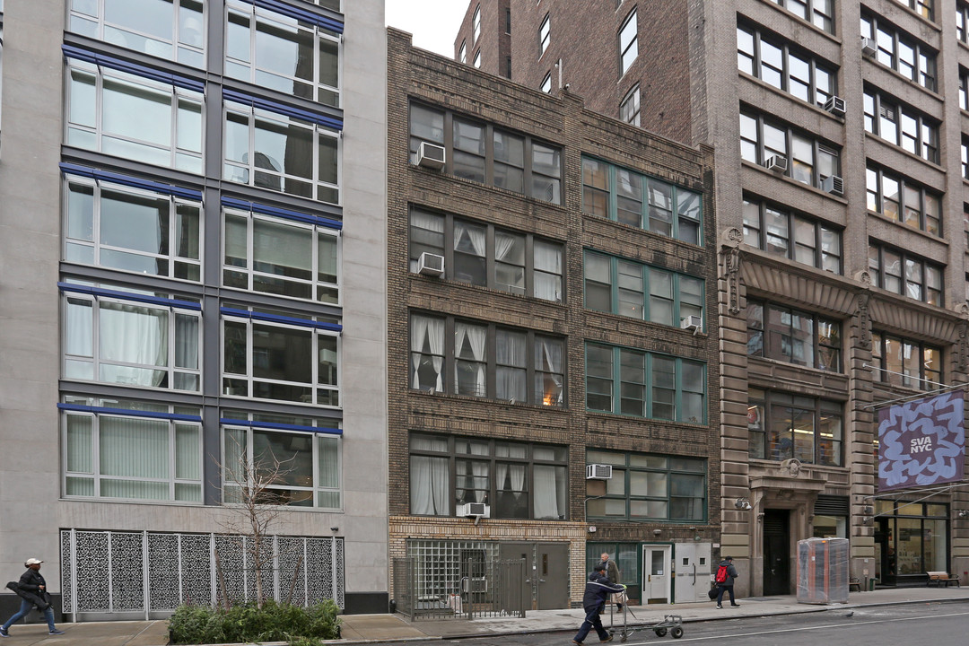 145 W 21st St in New York, NY - Building Photo