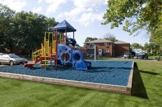 Finchley Gardens in South Bound Brook, NJ - Foto de edificio - Building Photo