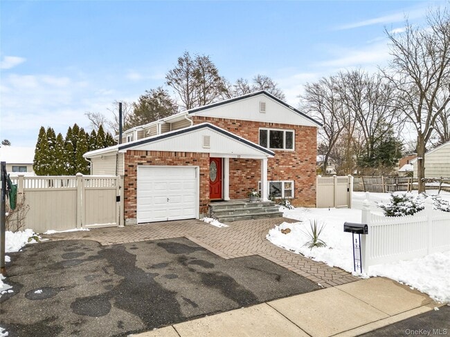 12 Ross Ave in Melville, NY - Building Photo - Building Photo