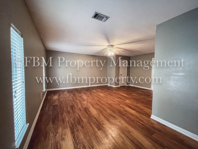 105 Hillside Dr in Alvarado, TX - Building Photo - Building Photo