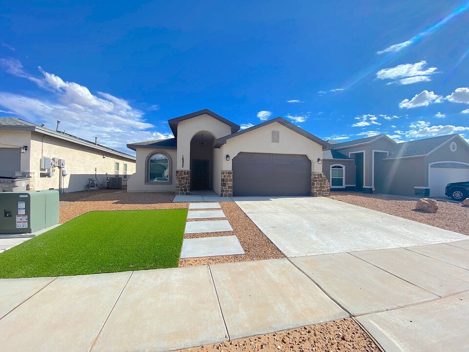 14932 Mike a Mendoza Ave in El Paso, TX - Building Photo