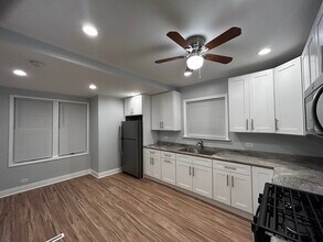 5047 W Winona St, Unit 1st Floor in Chicago, IL - Foto de edificio - Building Photo