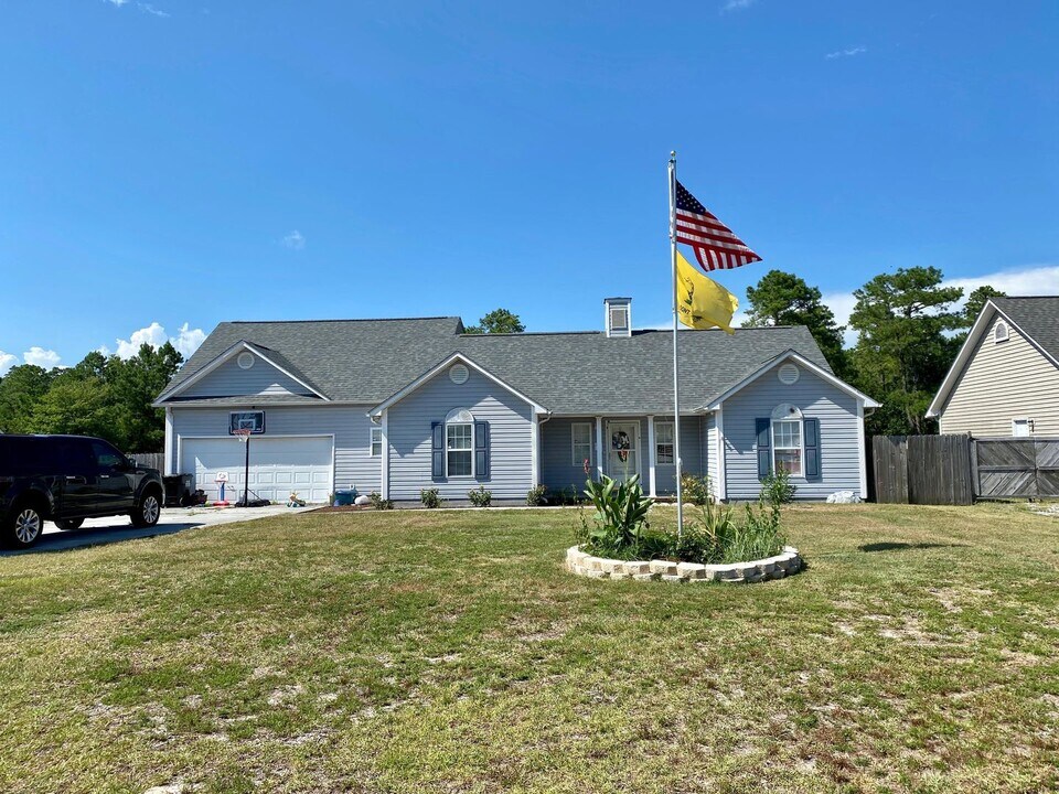 123 Quail Creek Dr in Hubert, NC - Foto de edificio