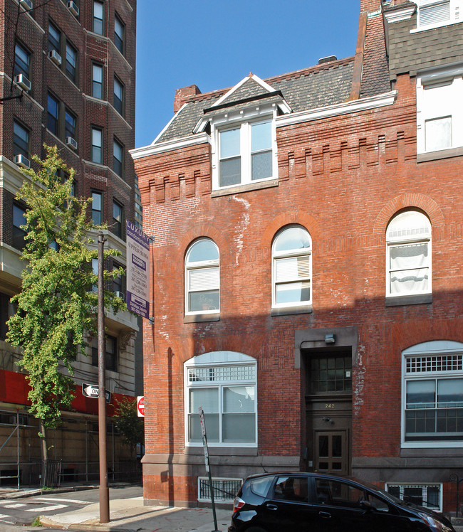 242 S 13th St in Philadelphia, PA - Building Photo - Building Photo