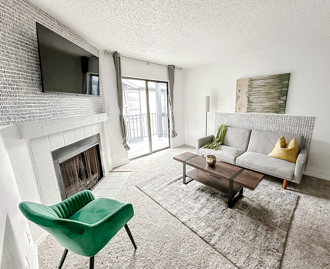 1030 1/2 Clayton Ln