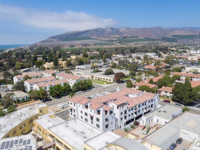 Santa Clara Courts in Ventura, CA - Building Photo - Building Photo