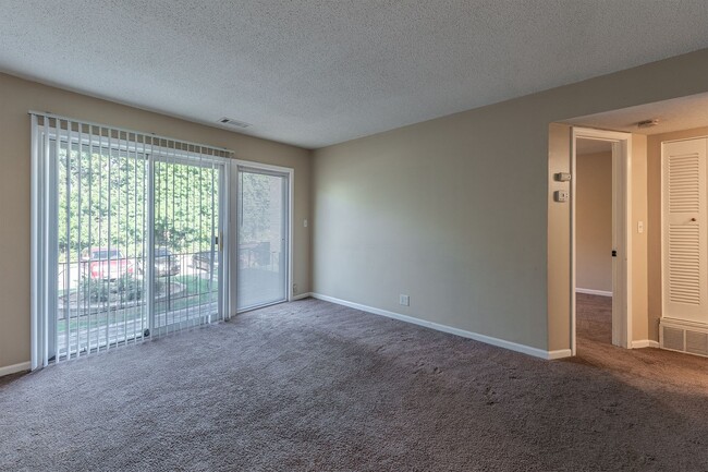 2807 Pembroke Ln in St. Joseph, MO - Building Photo - Building Photo