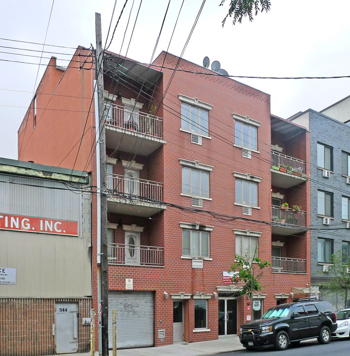 936 Metropolitan Ave in Brooklyn, NY - Building Photo