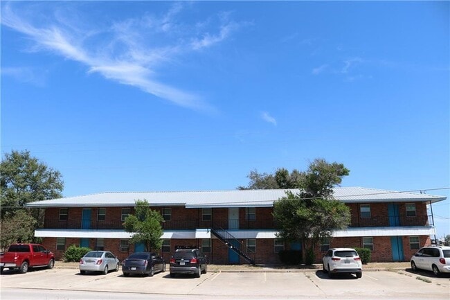 302 Calhoun Dr in Rockdale, TX - Building Photo - Building Photo
