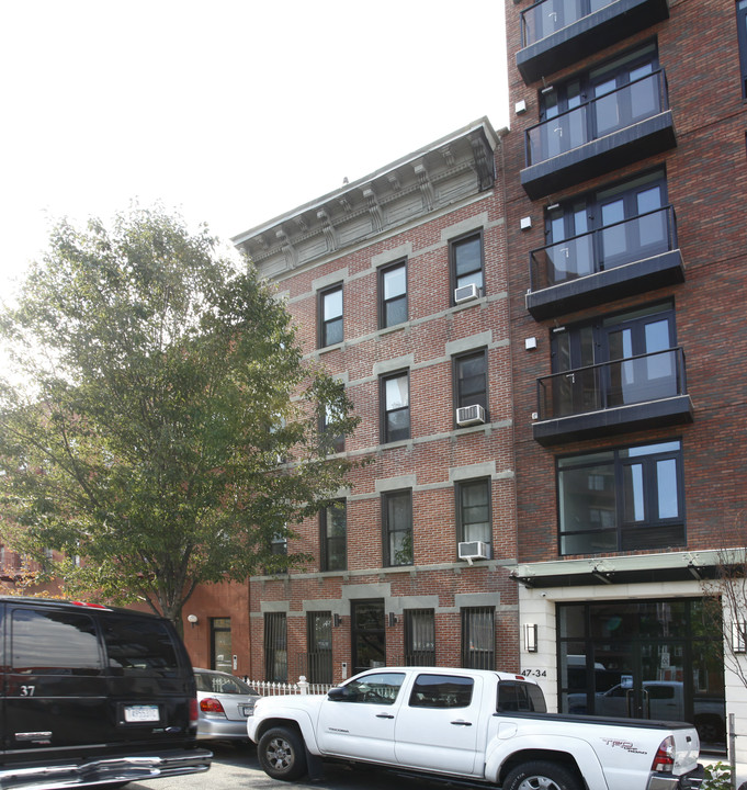 The allen House in Long Island City, NY - Building Photo