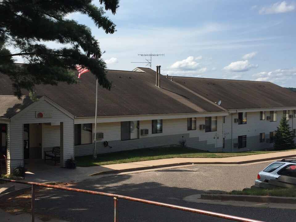 201 S Adams St in Saint Croix Falls, WI - Foto de edificio