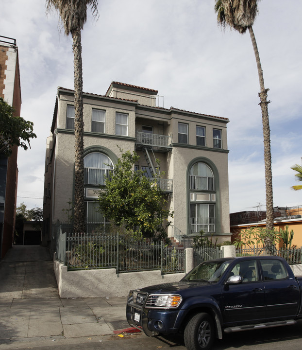 251 N Kenmore Ave in Los Angeles, CA - Foto de edificio