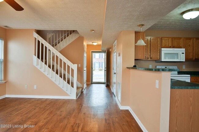 6736 Arbor Creek Dr in Louisville, KY - Foto de edificio - Building Photo