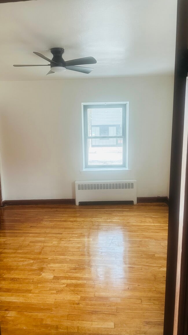 N49W5593 Portland Rd, Unit #1 in Cedarburg, WI - Foto de edificio - Building Photo