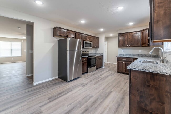 Oakwood Heights Townhomes in Republic, MO - Foto de edificio - Building Photo