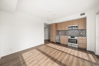 88 Bathurst St in Toronto, ON - Building Photo - Building Photo