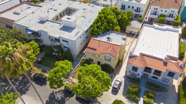 745 N Croft Ave in Los Angeles, CA - Building Photo - Building Photo