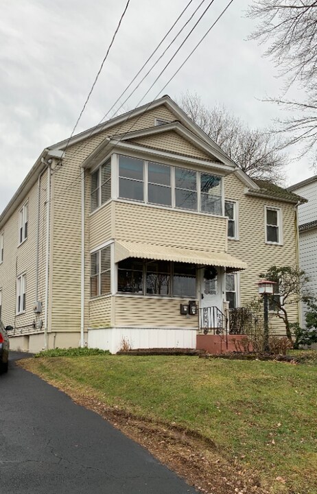 120 Cambridge St in West Hartford, CT - Building Photo
