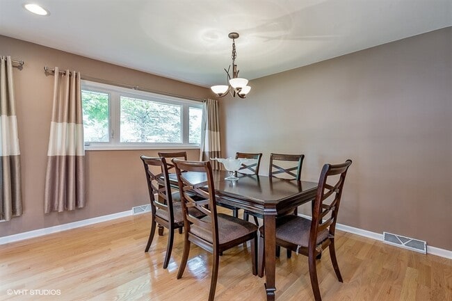2313 Robincrest Ln in Glenview, IL - Building Photo - Building Photo