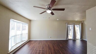 1010 La Fontana in Grand Prairie, TX - Building Photo - Building Photo