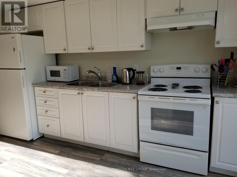 15B CUNDLES ROAD E in Barrie, ON - Building Photo