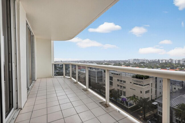 9595 Collins Ave in Bal Harbour, FL - Foto de edificio - Building Photo