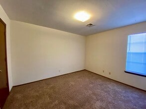 2102 W Pine Ave in Enid, OK - Building Photo - Building Photo