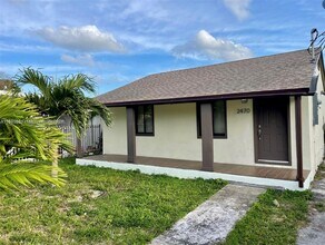 2470 NW 55th St in Miami, FL - Building Photo - Building Photo