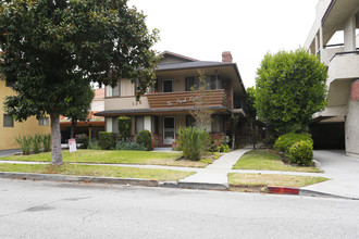 136 N Cedar St in Glendale, CA - Foto de edificio - Building Photo