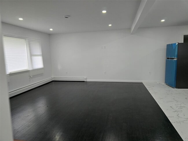 1050 Karshick St in Bohemia, NY - Building Photo - Building Photo